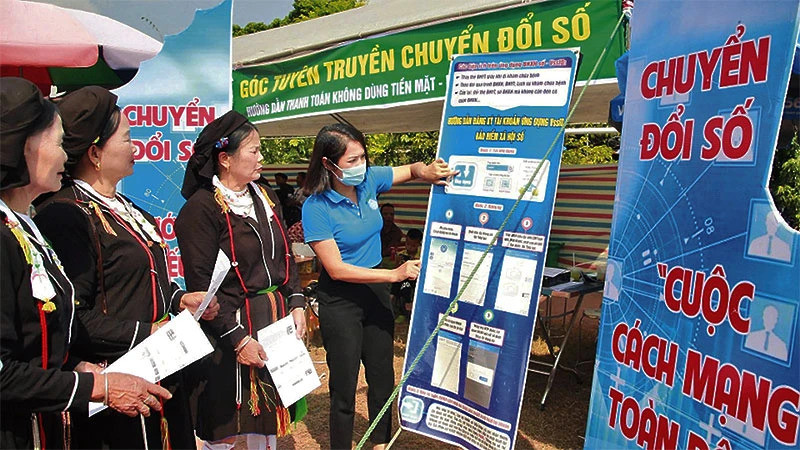 Bảo hiểm xã hội huyện Tiên Yên, Quảng Ninh, tuyên truyền các dịch vụ chuyển đổi số cho người dân xã Hải Lạng. (Ảnh: Quang Thọ)