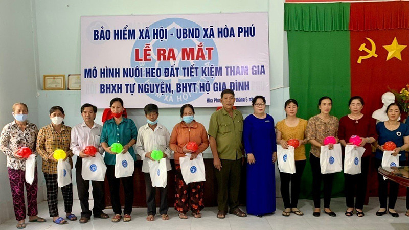 Bảo hiểm xã hội huyện Châu Thành, Long An phối hợp UBND xã Hòa Phú ra mắt mô hình nuôi heo đất tiết kiệm tham gia bảo hiểm xã hội tự nguyện, bảo hiểm y tế hộ gia đình. (Ảnh: Tâm Trung)