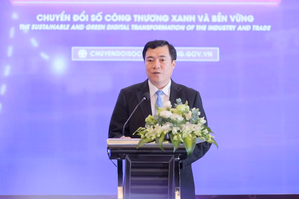 Thứ trưởng Công thương Nguyễn Sinh Nhật Tân phát biểu tại diễn đàn.