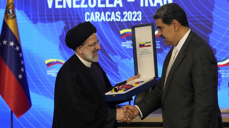 Tổng thống Iran Ebrahim Raisi (trái) gặp gỡ người đồng cấp Venezuela Nicolas Maduro. (Ảnh: AP)