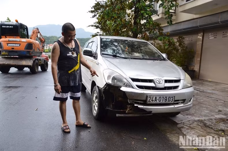 Xe ô-tô của người dân ở phường Lào Cai bị cây đổ trúng gây hư hỏng. (Ảnh: QUỐC HỒNG)