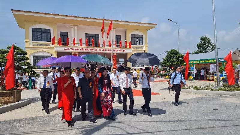 Đại biểu thăm các cơ sở của Làng văn hóa kiểu mẫu.