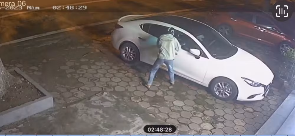 Hình ảnh đối tượng phá cửa kính, trộm cắp tài sản trong xe ô-tô. (Ảnh do Công an cung cấp)