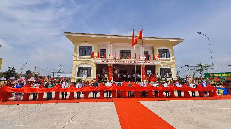 Các đồng chí lãnh đạo cắt băng khánh thành tổ hợp văn hóa, thể thao.