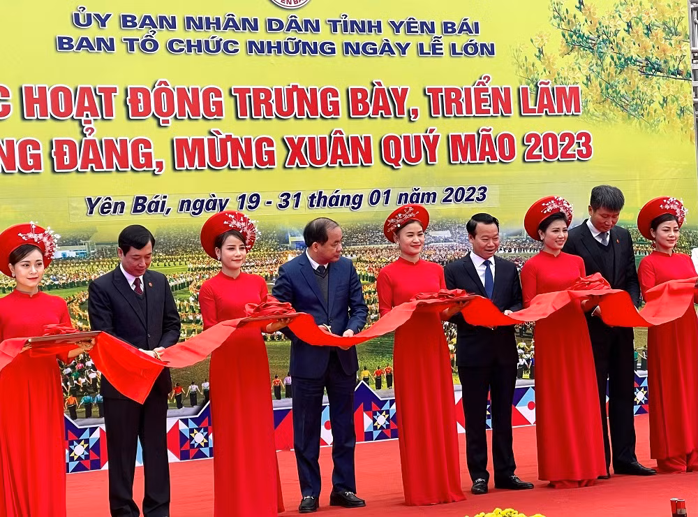 Cắt băng khai mạc Hội báo Xuân Yên Bái năm 2023