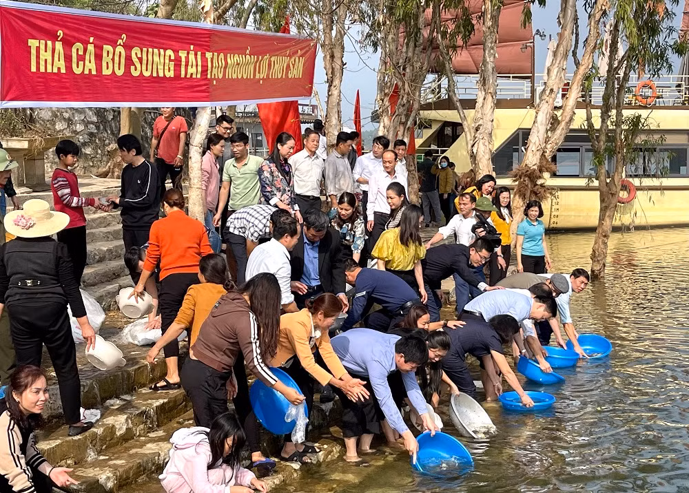 Hồ Thác Bà - điểm đến du lịch ở khu vực Tây Bắc.