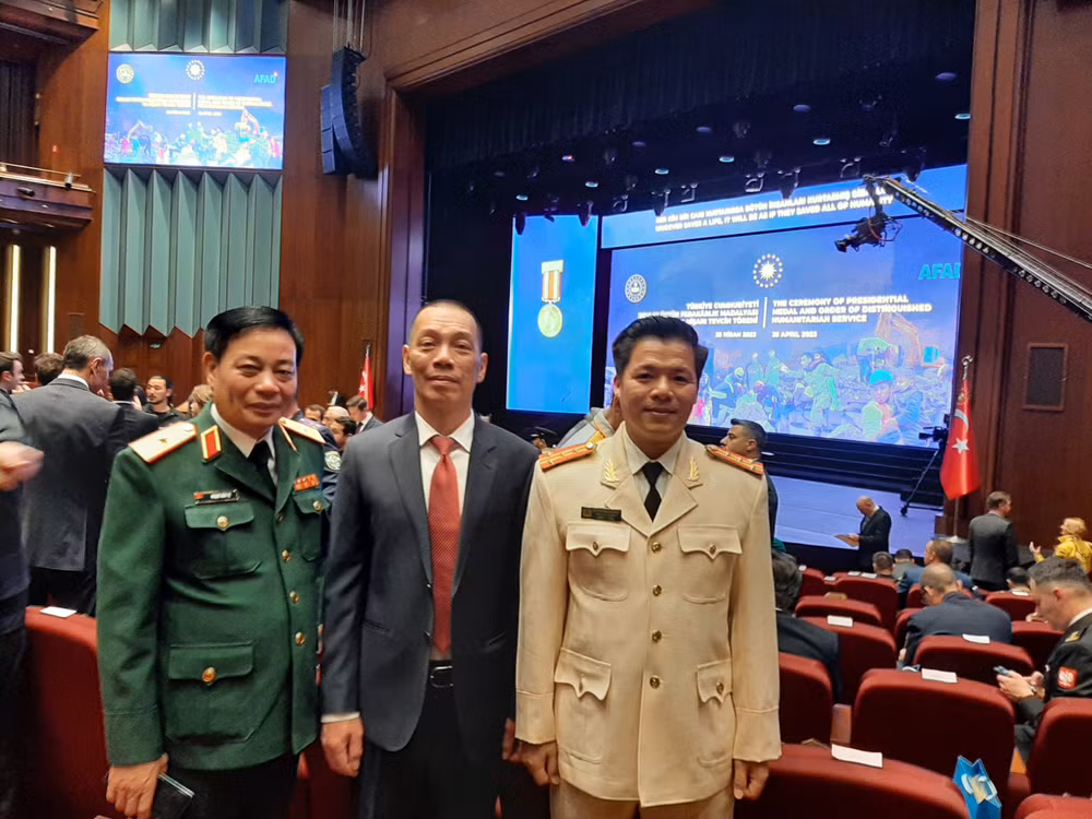 Thiếu tướng Phạm Văn Tỵ, Đại tá Nguyễn Minh Khương, Đại sứ Đỗ Sơn Hải tại buổi lễ.