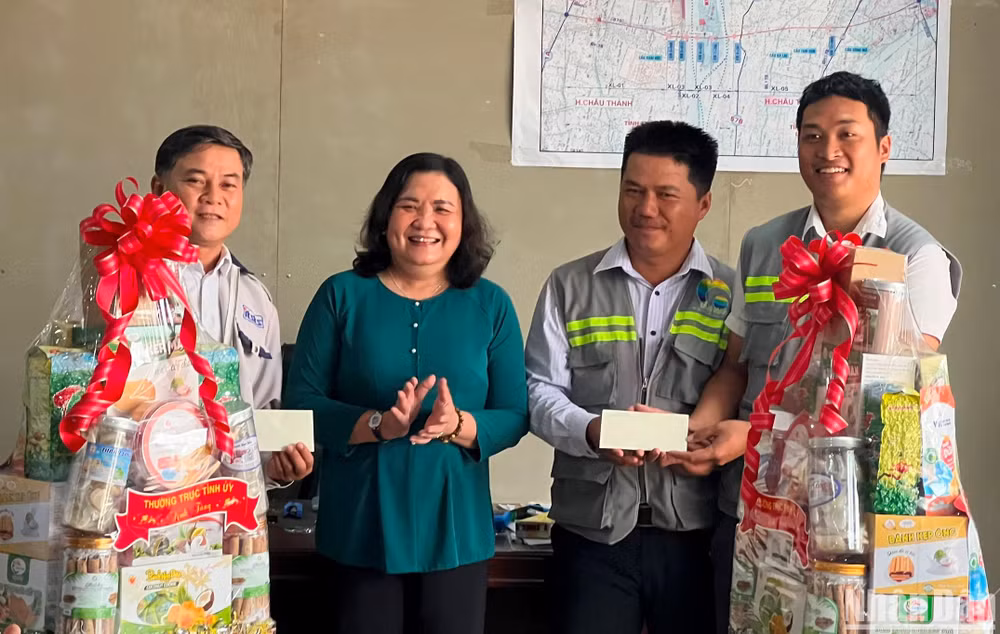 Đồng chí Hồ Thị Hoàng Yến, Phó Bí thư Thường trực Tỉnh ủy Bến Tre tặng quà cho kỹ sư, công nhân đang thi công công trình cầu Rạch Miễu 2.