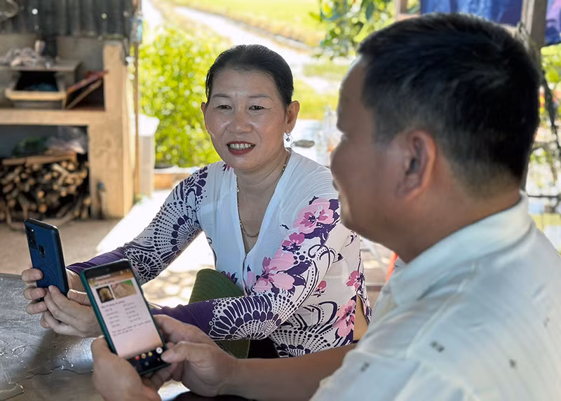 Nông dân chia sẻ, thảo luận về bản tin “Thời tiết nông vụ” cải tiến tại tỉnh An Giang, năm 2023. (Ảnh CIAT)