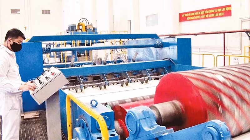 Lao động tham gia sản xuất giấy xuất khẩu ở Nhà máy giấy và bột giấy An Hòa, Tuyên Quang. (Ảnh HẢI CHUNG)