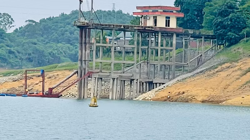 Nhà máy nước Yên Bái phải dùng phao kéo họng nước ra xa nhằm lấy nước sạch phục vụ nước sinh hoạt cho người dân.