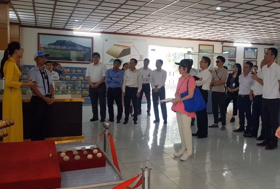 Hướng dẫn viên giới thiệu giá trị các di vật phát hiện trong không gian văn hóa Tây Đô tới du khách.