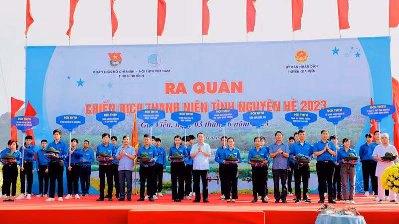 Đội hình thanh niên tình nguyện của Tỉnh đoàn Ninh Bình tham gia hoạt động hè 2023.