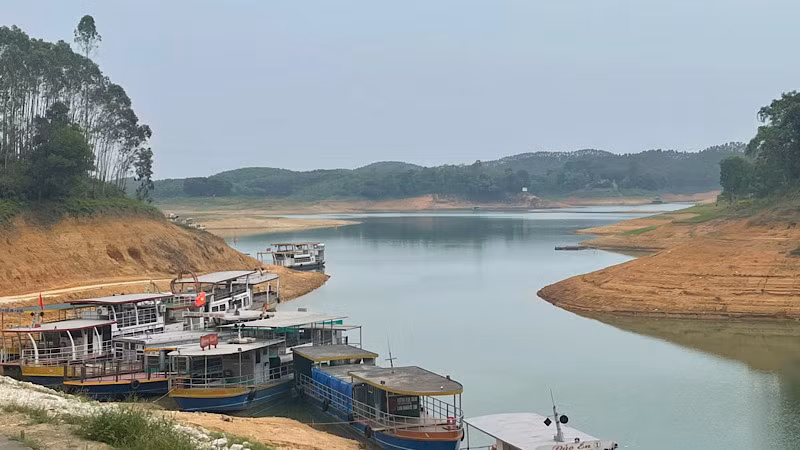 Các tàu khách tại bến cảng Hương Lý do nước cạn nên đi lại khó khăn.