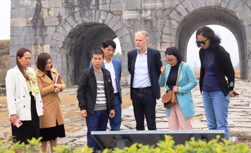 Cổng nam Thành nhà Hồ.