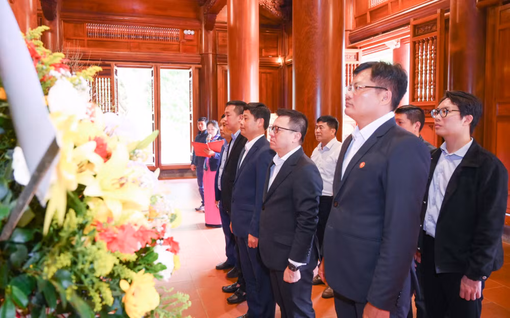 Các đại biểu thành kính tưởng niệm Chủ tịch Hồ Chí Minh.