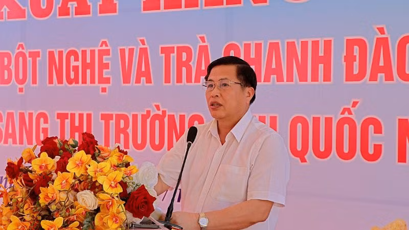 Đồng chí Đinh Công Sứ, Phó Chủ tịch Ủy ban nhân dân tỉnh Hòa Bình phát biểu tại buổi lễ.