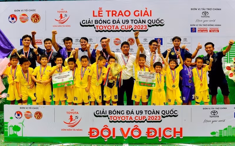 Ban Tổ chức trao Cup vô địch cho U9 Câu lạc bộ Bóng đá Hà Nội.