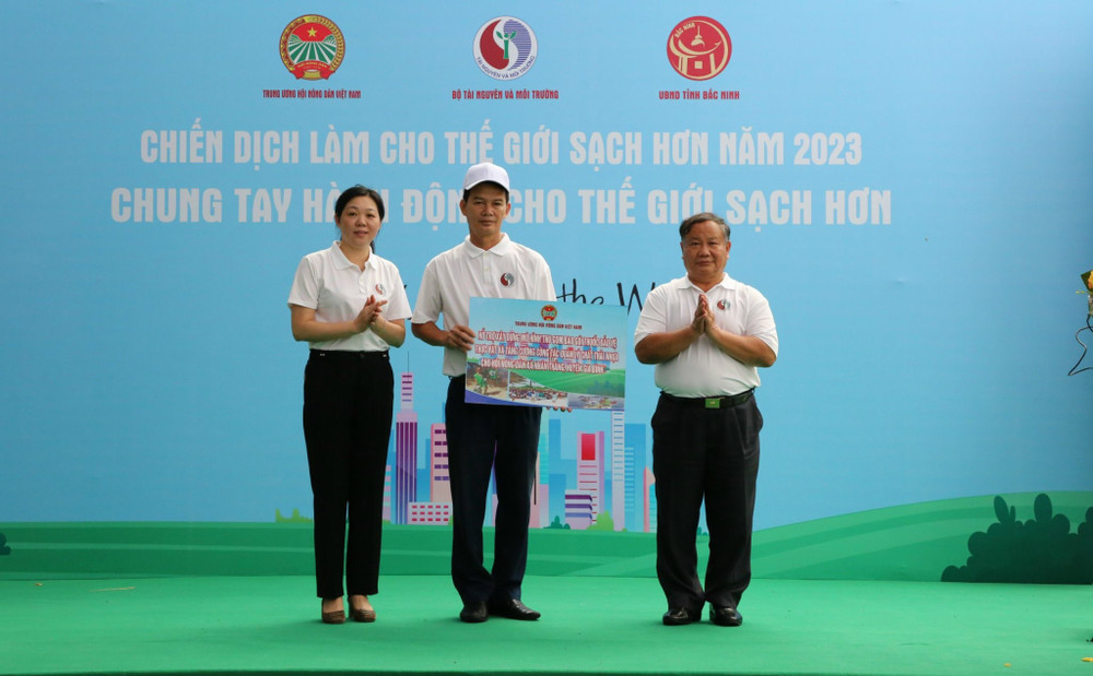 Trung ương Hội Nông dân Việt Nam trao hỗ trợ xây dựng mô hình Thu gom bao gói thuốc bảo vệ thực vật cho Hội Nông dân xã Nhân Thắng, huyện Gia Bình. 