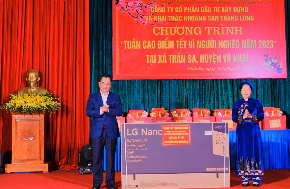 Đồng chí Trịnh Việt Hùng, Ủy viên dự khuyết Trung ương Đảng, Phó Bí thư Tỉnh ủy, Chủ tịch Ủy ban nhân dân tỉnh Thái Nguyên tặng tivi cho Trường Mầm non Thần Sa.