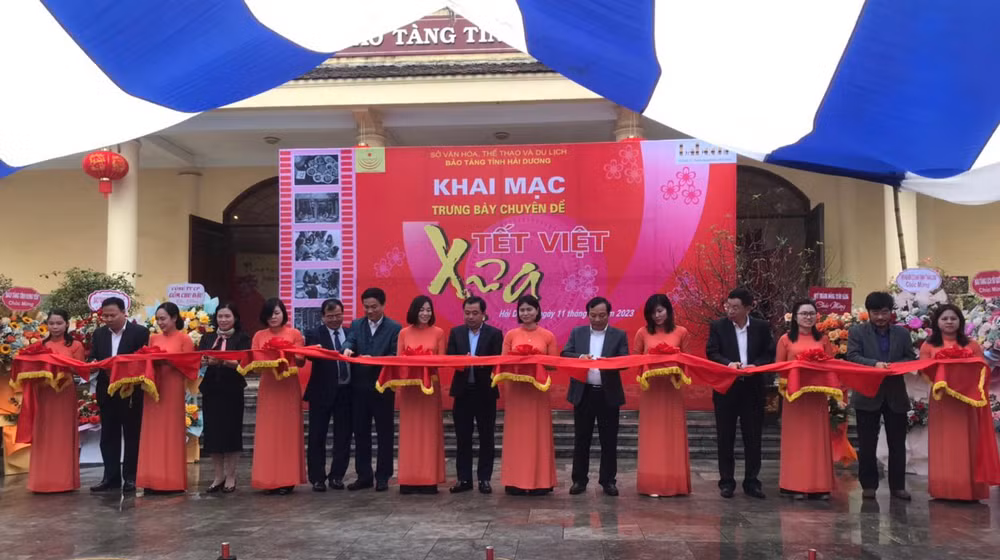 Cắt băng khai mạc chuyên đề “Tết Việt xưa”.