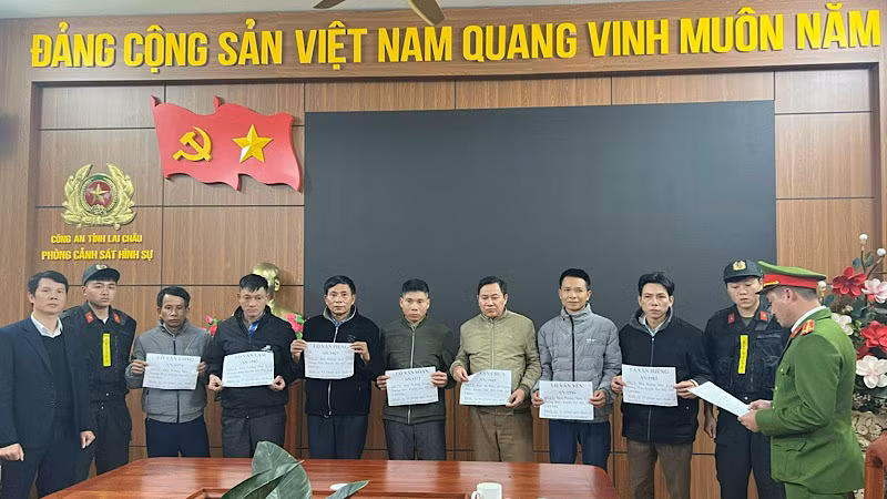 Các đối tượng bị bắt về tội khai thác khoảng sản trái phép.