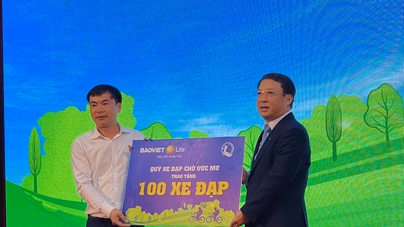 Đại diện Quỹ xe đạp chở ước mơ tặng học sinh tỉnh Hải Dương 100 xe đạp.