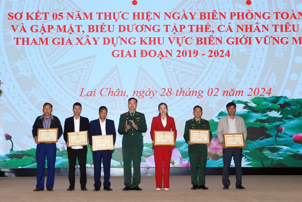 Các tập thể nhận Bằng khen của Bộ Tư lệnh Bộ đội Biên phòng.