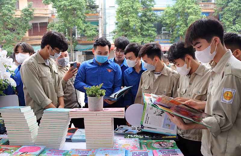 Các bạn trẻ hưởng ứng Ngày Sách và Văn hóa đọc Việt Nam năm 2023.