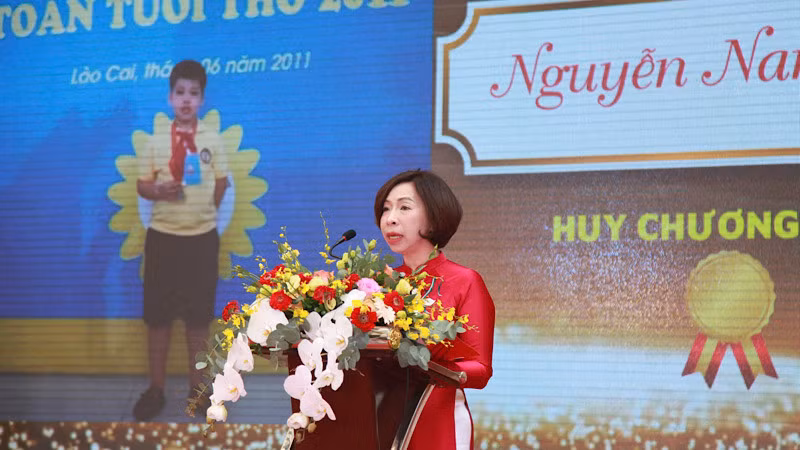 Nhà giáo Ưu tú Trần Thị Bích Liên, Hiệu trưởng Trường tiểu học Tràng An phát biểu tại buổi lễ. Nhà giáo Ưu tú Trần Thị Bích Liên, Hiệu trưởng Trường tiểu học Tràng An phát biểu tại buổi lễ.