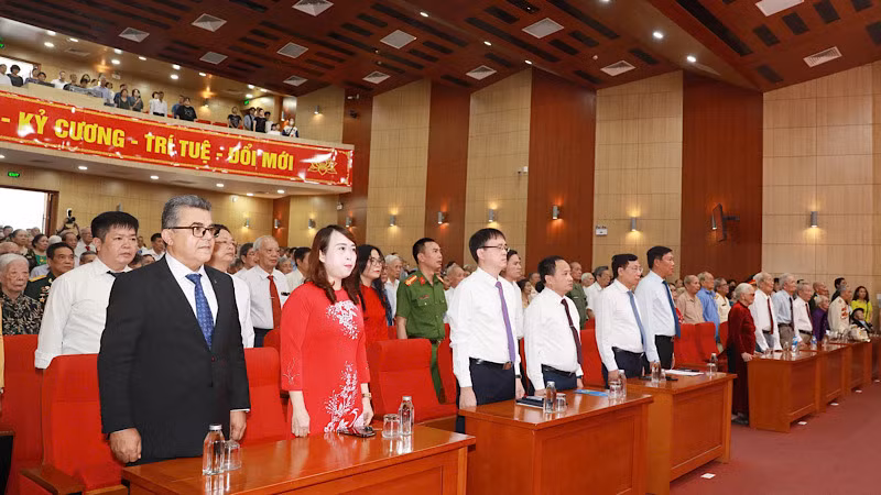 Các đại biểu tham dự buổi lễ.