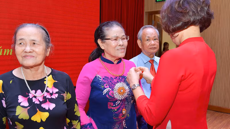 Đảng viên Nguyễn Thị Dương nhận Huy hiệu 55 năm tuổi Đảng.