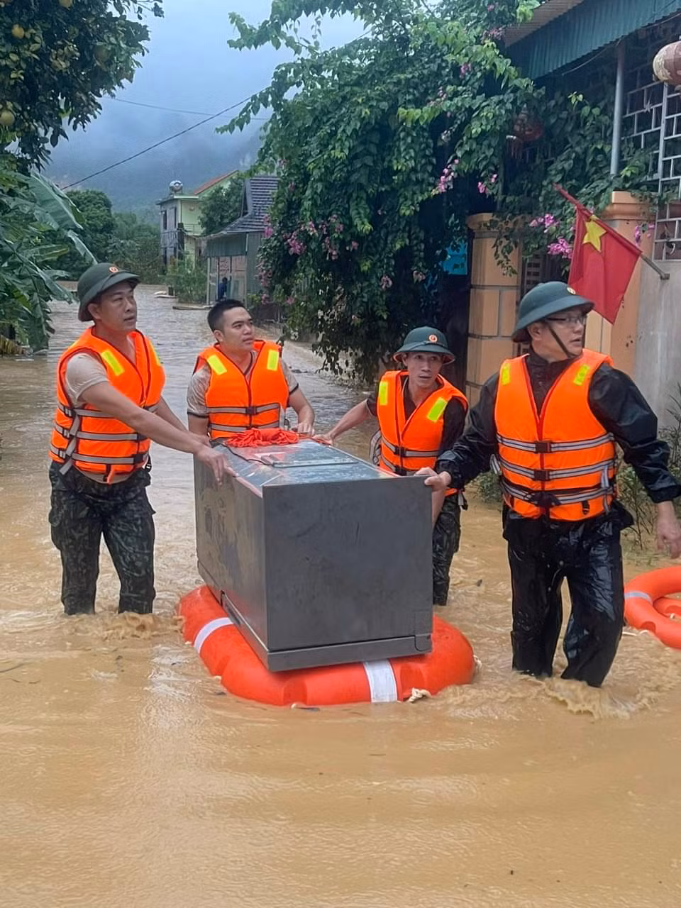 Nghệ An mưa lớn kéo dài, nhiều huyện miền núi bị ngập lụt, sạt lở ảnh 7 Nghệ An mưa lớn kéo dài, nhiều huyện miền núi bị ngập lụt, sạt lở ảnh 7