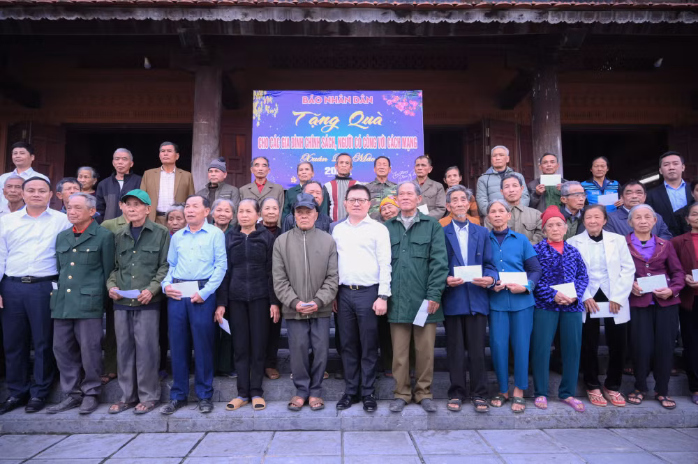 Đồng chí Lê Quốc Minh tặng quà cho các gia đình chính sách, người có công với cách mạng trên địa bàn xã Mỹ Sơn, huyện Đô Lương.