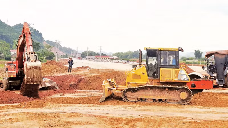 Các phương tiện cơ giới của Công ty cổ phần Tràng An Lạng Sơn thi công công trình cải tạo nâng cấp Quốc lộ 4B.