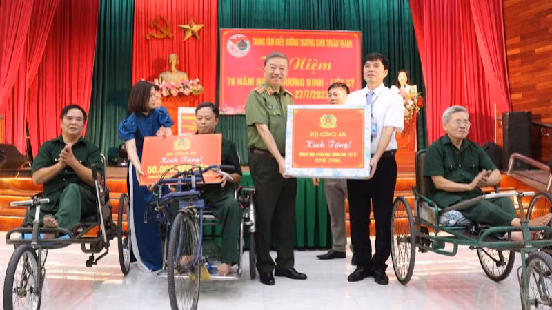 Bộ trưởng Công an Tô Lâm trao quà cho các thương, bệnh binh tại Trung tâm Điều dưỡng Thương binh Thuận Thành.