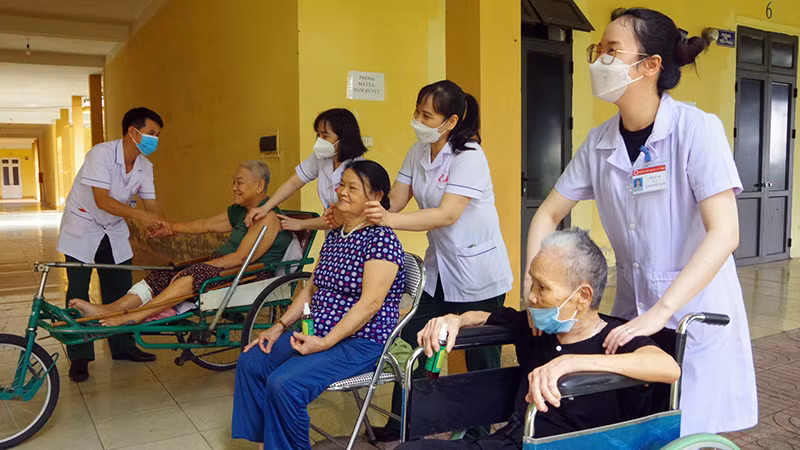 Các y, bác sĩ Bệnh viện Quân y 4 thuộc Cục Hậu cần Quân khu 4 xoa bóp, trị liệu cho các thương binh tại Trung tâm Điều dưỡng thương binh tỉnh Nghệ An.