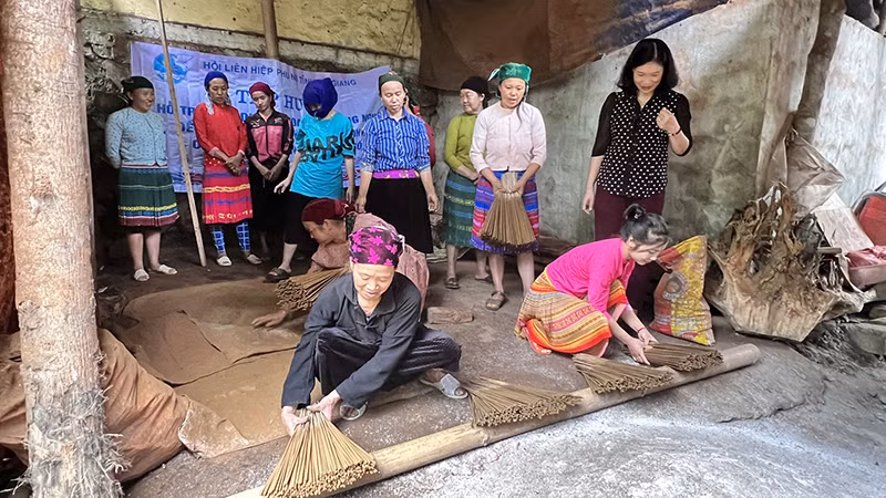 Tổ phụ nữ làm hương truyền thống (thôn Há Chế, xã Sủng Trà, huyện Mèo Vạc, Hà Giang) tập huấn kỹ thuật làm hương. (Ảnh KHÁNH TOÀN)