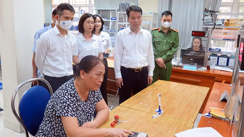 Tổng Giám đốc Bảo hiểm Xã hội Việt Nam Nguyễn Thế Mạnh thị sát điểm khám, chữa bệnh bằng thẻ căn cước và sinh trắc vân tay tại các cơ sở khám, chữa bệnh. (Ảnh TRUNG TÂM)