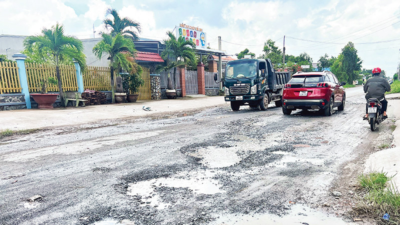 Đoạn thuộc xã Phú Long (huyện Bình Đại) xuất hiện nhiều "ổ gà" .