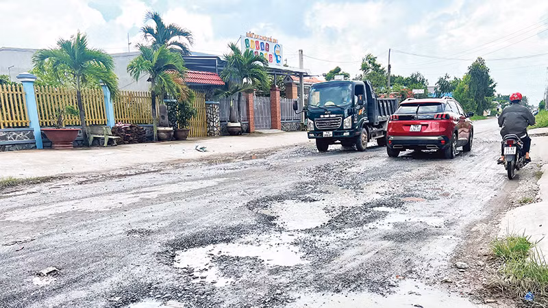 Đoạn thuộc xã Phú Long (huyện Bình Đại) xuất hiện nhiều "ổ gà" .