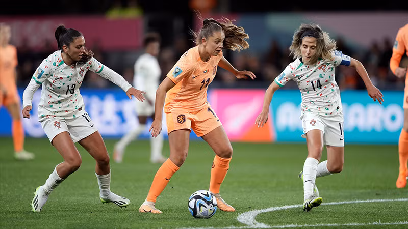 Đội tuyển Hà Lan (áo cam) thắng sít sao Bồ Đào Nha 1-0.