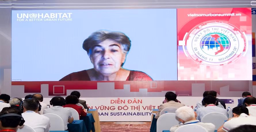 Bà Laura Petrella, Trưởng ban Quy hoạch, Tài chính và Kinh tế, Chương trình Định cư con người Liên Hợp Quốc toàn cầu UN-Habitat phát biểu trực tuyến tại Diễn đàn.
