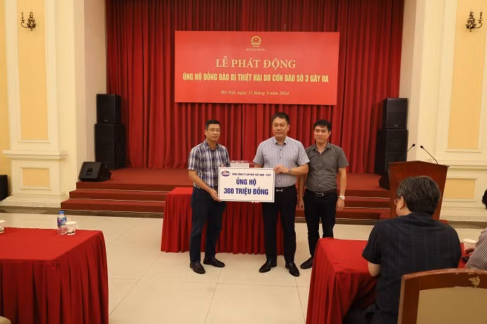 Tổng công ty Lắp máy Việt Nam-CTCP (doanh nghiệp thuộc Bộ Xây dựng) ủng hộ 300 triệu đồng cho đồng bào chịu ảnh hưởng của cơn bão số 3.