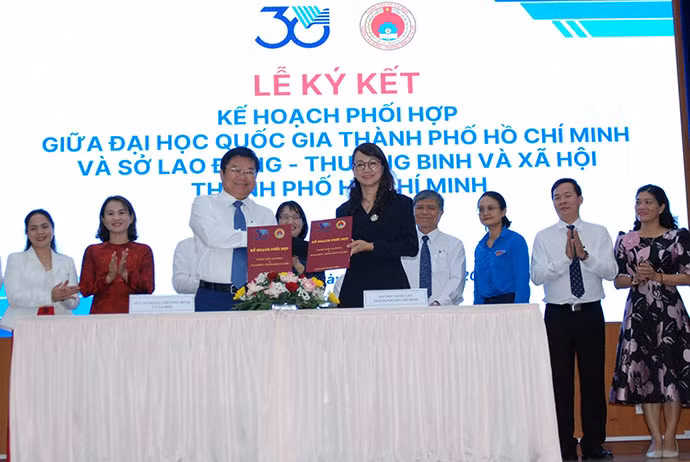 Ông Lê Văn Thinh, Giám đốc Sở Lao động-thương binh và xã hội Thành phố và bà Nguyễn Thị Thanh Mai, Phó Giám đốc Đại học Quốc gia TP.HCM ký kết quy chế phối hợp giữa 2 đơn vị.