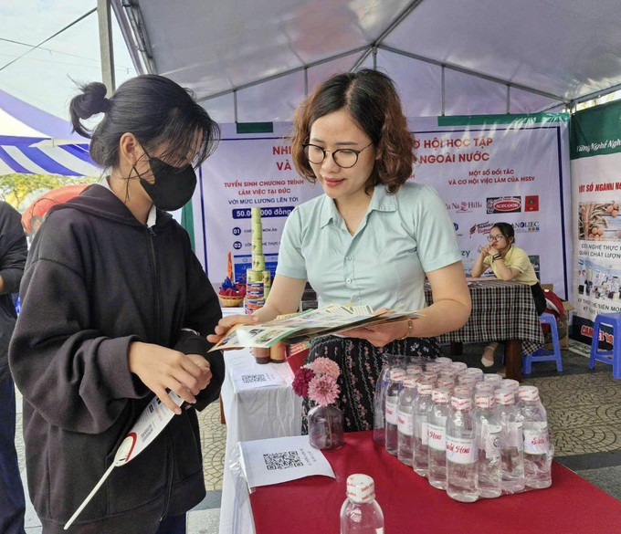 Tư vấn nghề cho học sinh tại Ngày hội giáo dục nghề nghiệp Đà Nẵng 2024.