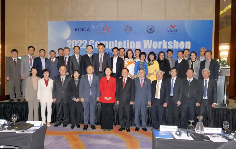 Các đại biểu tham dự lễ tổng kết dự án chụp ảnh kỷ niệm.