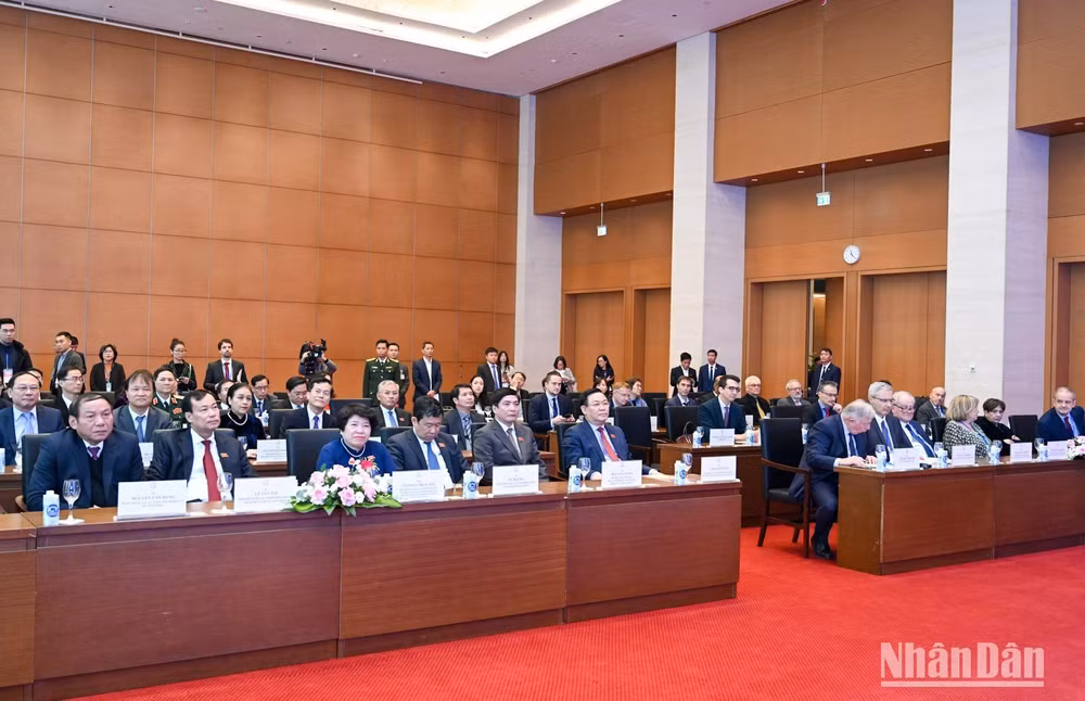 Chủ tịch Quốc hội Vương Đình Huệ và Chủ tịch Thượng viện Cộng hòa Pháp Gérard Larcher và các đại biểu dự buổi lễ.