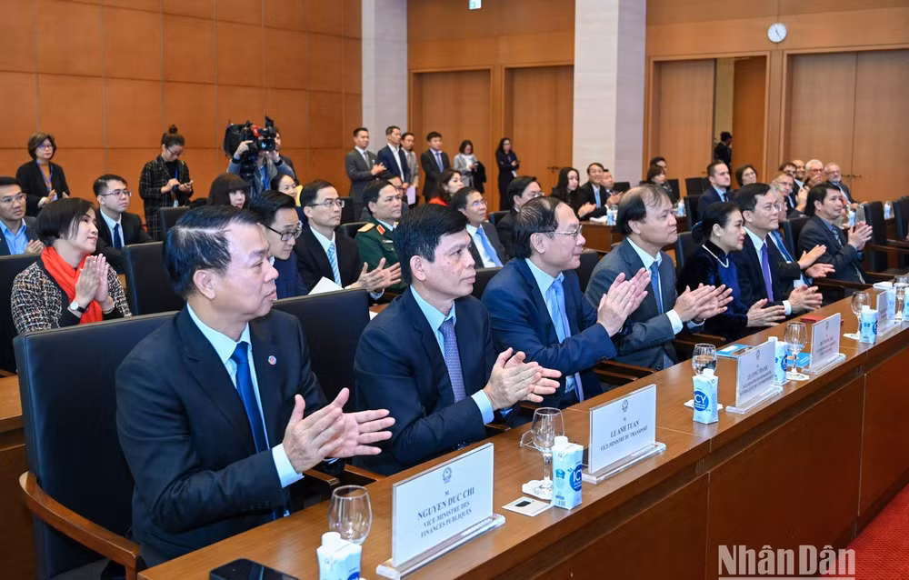 Các đại biểu dự buổi lễ.