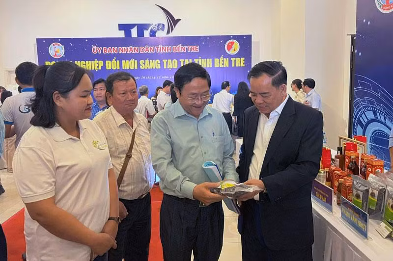 Lãnh đạo tỉnh Bến Tre tham quan các gian hàng giới thiệu sản phẩm đổi mới sáng tạo.